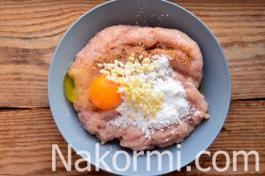Куриные котлеты с чесноком и жареным луком