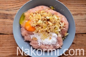 Куриные котлеты с чесноком и жареным луком