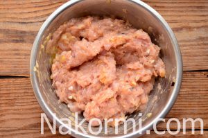 Куриные котлеты с чесноком и жареным луком