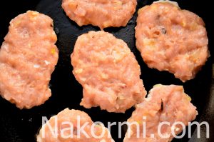 Куриные котлеты с чесноком и жареным луком
