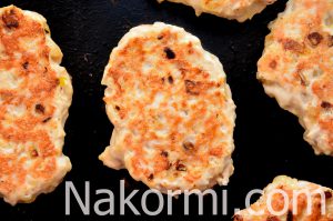 Куриные котлеты с чесноком и жареным луком