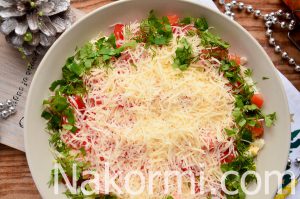 Салат с колбасой и жареными шампиньонами