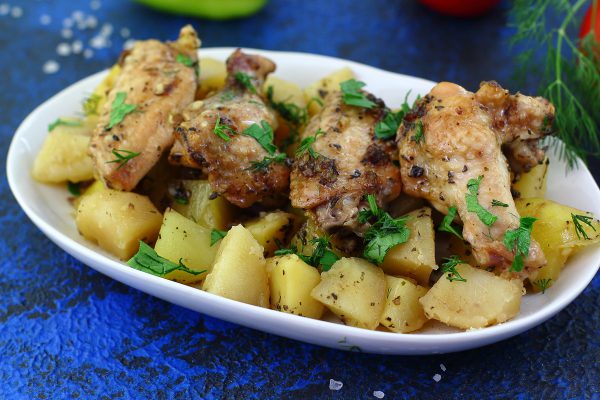 Куриные крылышки с картошкой в духовке