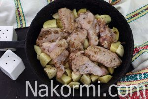 Куриные крылышки с картошкой в духовке
