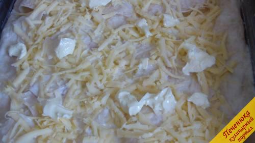 10) Посыпать слегка тертым сыром и положить кусочки сливочного масла.