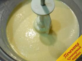 1) Замешиваем тесто для жарки тоненьких блинчиков. Смешиваем все ингредиенты, это: мука, яйца, молоко, кефир, соль, сода, сахар, растительное масло. На выходе получаем средней густоты тесто. 