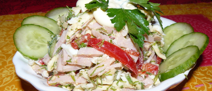 Берлинский салат с колбасой.