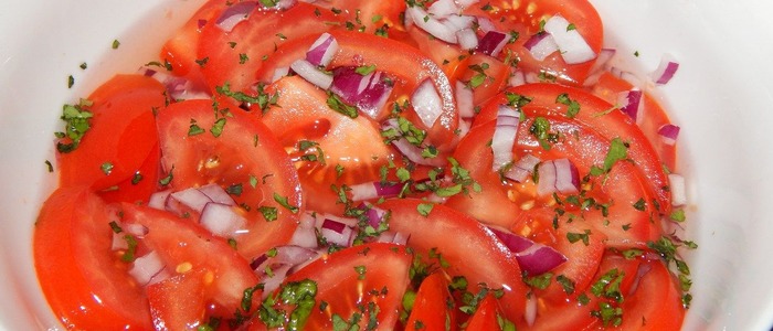 помидоры с луком, маслом и перцем
