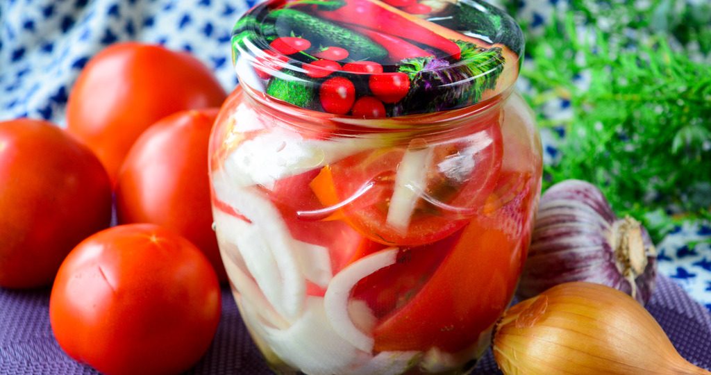помидоры с луком и маслом