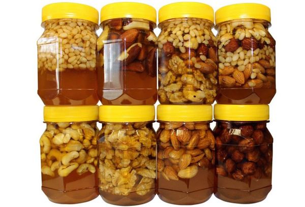 мед с орехами разных сортов в банках