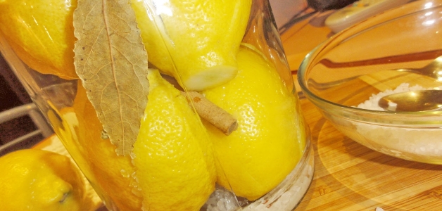 Лимон с сахаром в банке через мясорубку