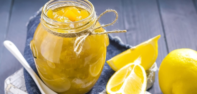 Лимон с сахаром в банке через мясорубку