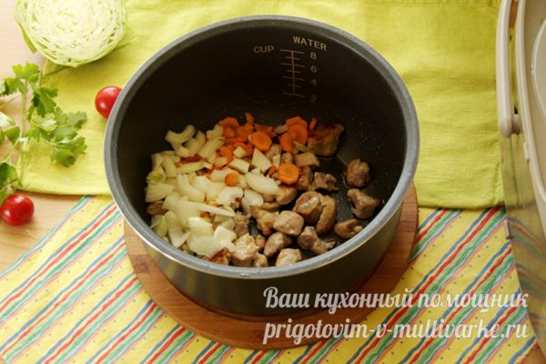 добавляем лук и морковь
