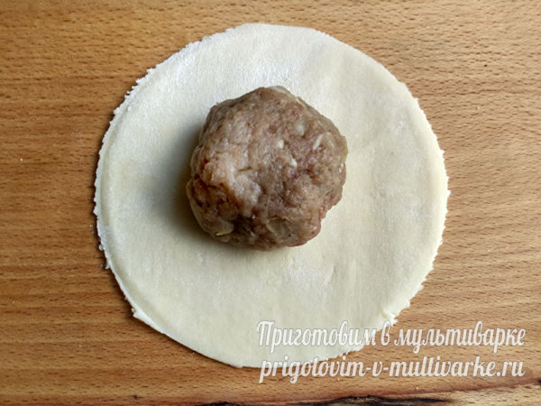 кружок теста и шарик фарша