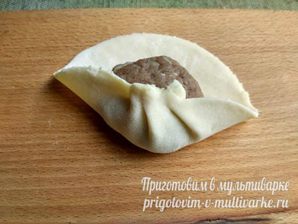 делаем складки по краю теста