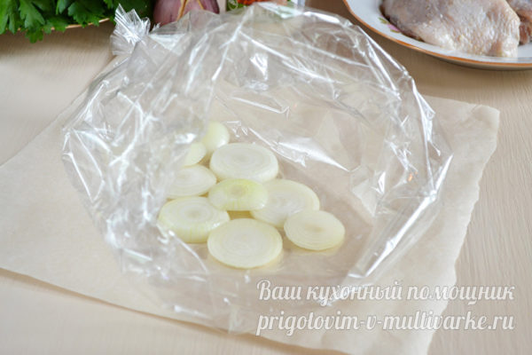 Кладем лук в рукав