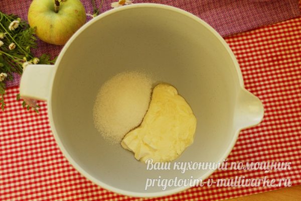 смешать масло с сахаром