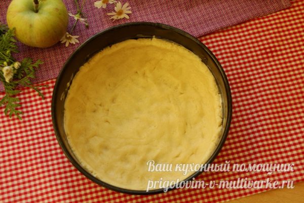 распределить тесто по форме
