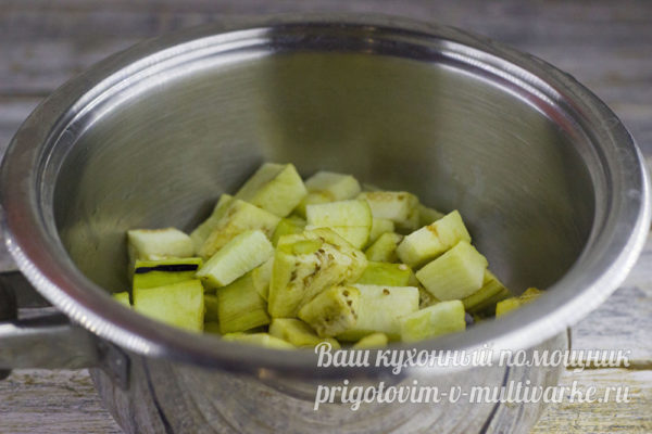 нарезанные баклажаны в миске
