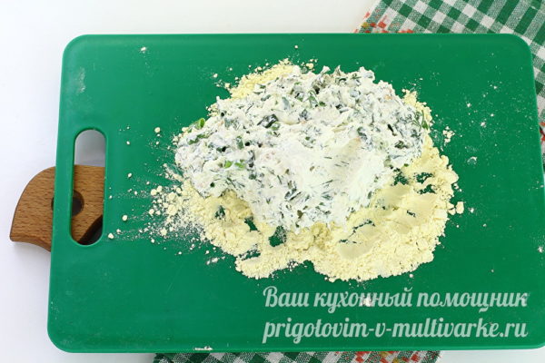 смешиваем муку и творог