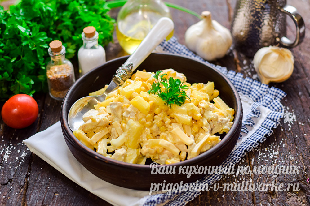 Салат с курицей, пекинской капустой и Фетой
