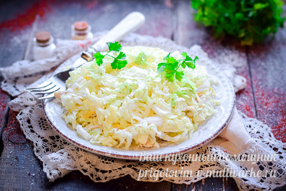 Салат курица, пекинская капуста, помидоры и сухарики
