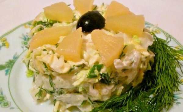 Салат с пекинской капустой, курицей и ананасом