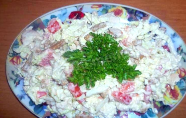 Салат курица, пекинская капуста, помидоры и сухарики