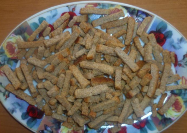 Салат курица, пекинская капуста, помидоры и сухарики