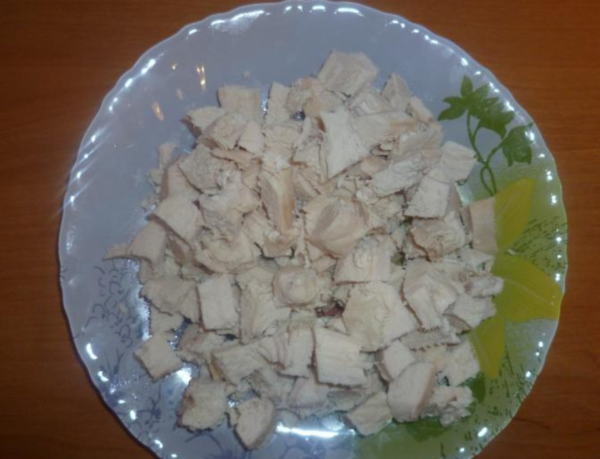 Салат курица, пекинская капуста, помидоры и сухарики