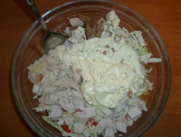 Салат курица, пекинская капуста, помидоры и сухарики