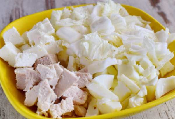Салат с курицей, пекинской капустой и Фетой