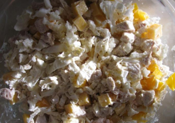 Салат пекинский с отварной курятиной
