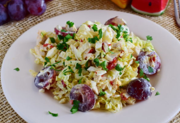 Салат с курицей, пекинской капустой и виноградом