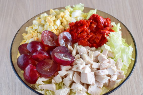 Салат с курицей, пекинской капустой и виноградом