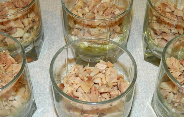 Салат с курицей, пекинской капустой и виноградом