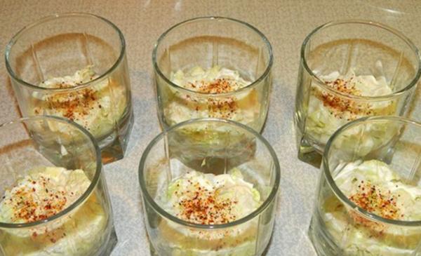 Салат с курицей, пекинской капустой и виноградом