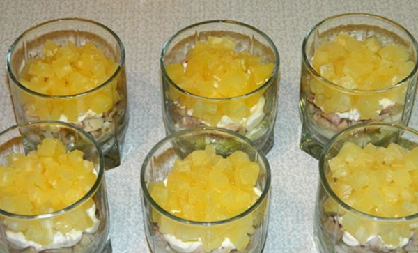 Салат с курицей, пекинской капустой и виноградом