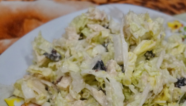 Салат из пекинской капусты, курицы и чернослива