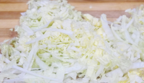 Салат из пекинской капусты, курицы и чернослива