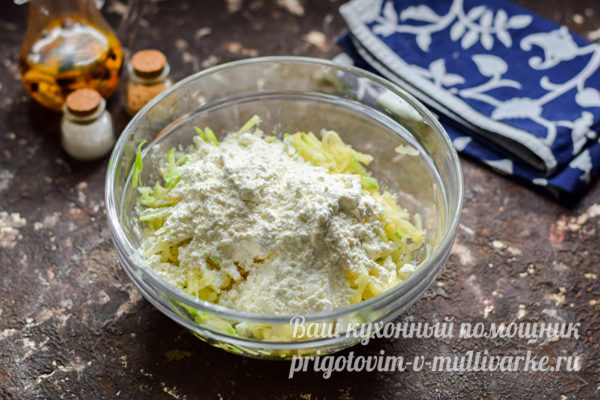 добавить муку