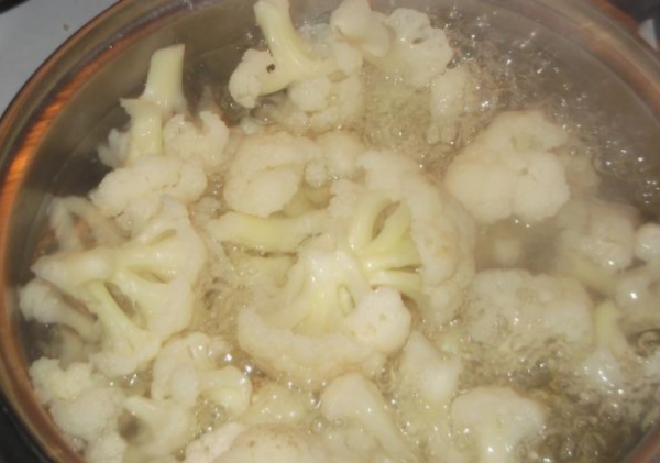 Запеканка из цветной капусты с помидорами