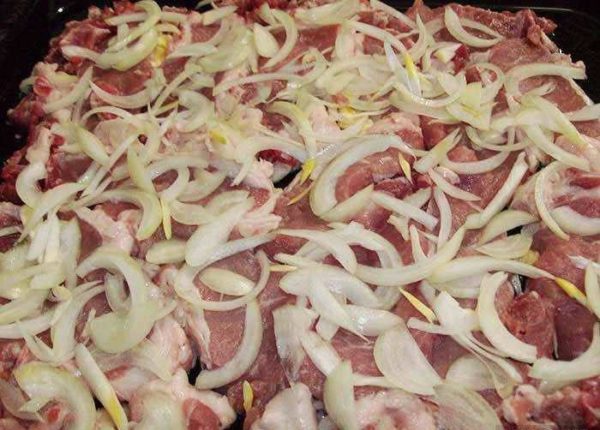 выкладываем мясо
