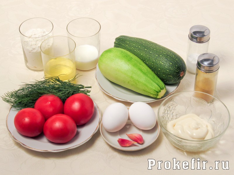 Кабачки жареные с яйцом и мукой и помидором на сковороде: фото 1