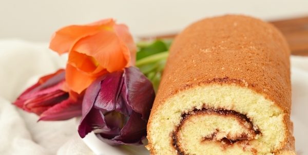 Вкусный домашний бисквитный рулет на повидле.