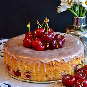 Торт бисквитный с вишней и сметанным кремом - фото
