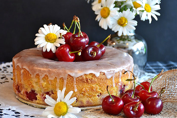 Бисквитный торт с вишневой ягодой - фото