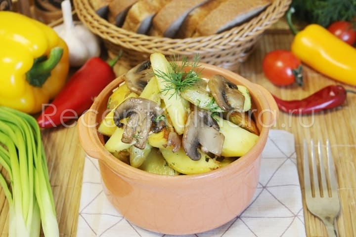Картошка с шампиньонами и луком жареная на сковороде