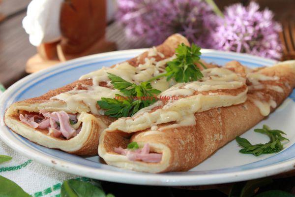 блины с колбасой и сыром