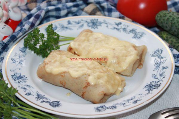 блины с курицей на тарелке с сыром